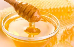 عسل را روی جوش های سرسیاه بمالید، حدود 10 دقیقه صبر کنید.