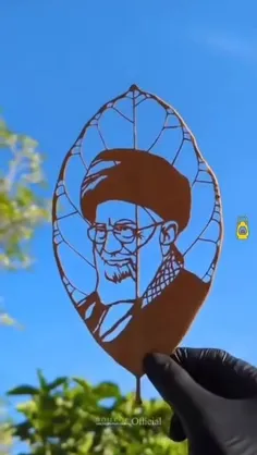 طرح چهره حضرت آقا روی برگ توسط یک هنرمند اندونزیایی