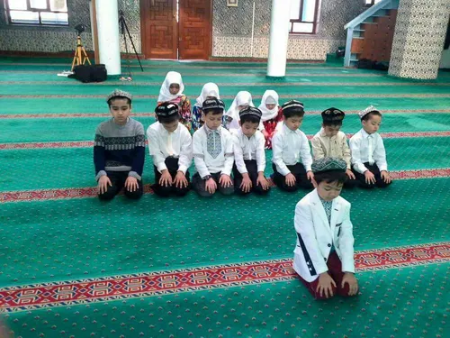 کودکان مسلمان اویغور در ترکستان چین در حال نماز