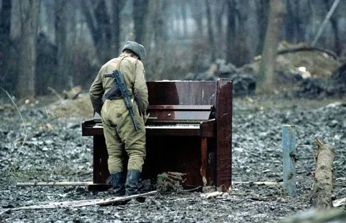 سرباز روسی مشغول نواختن پیانو در جنگ چچن سال 93