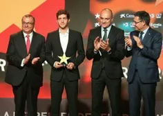 🔻  اهدای جایزه مرد سال فوتبال کاتالونیا به سرجی روبرتو