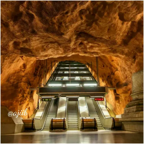 متروی زیبا و شگفت انگیز استکهلم که شبیه به یک غار طراحی ش